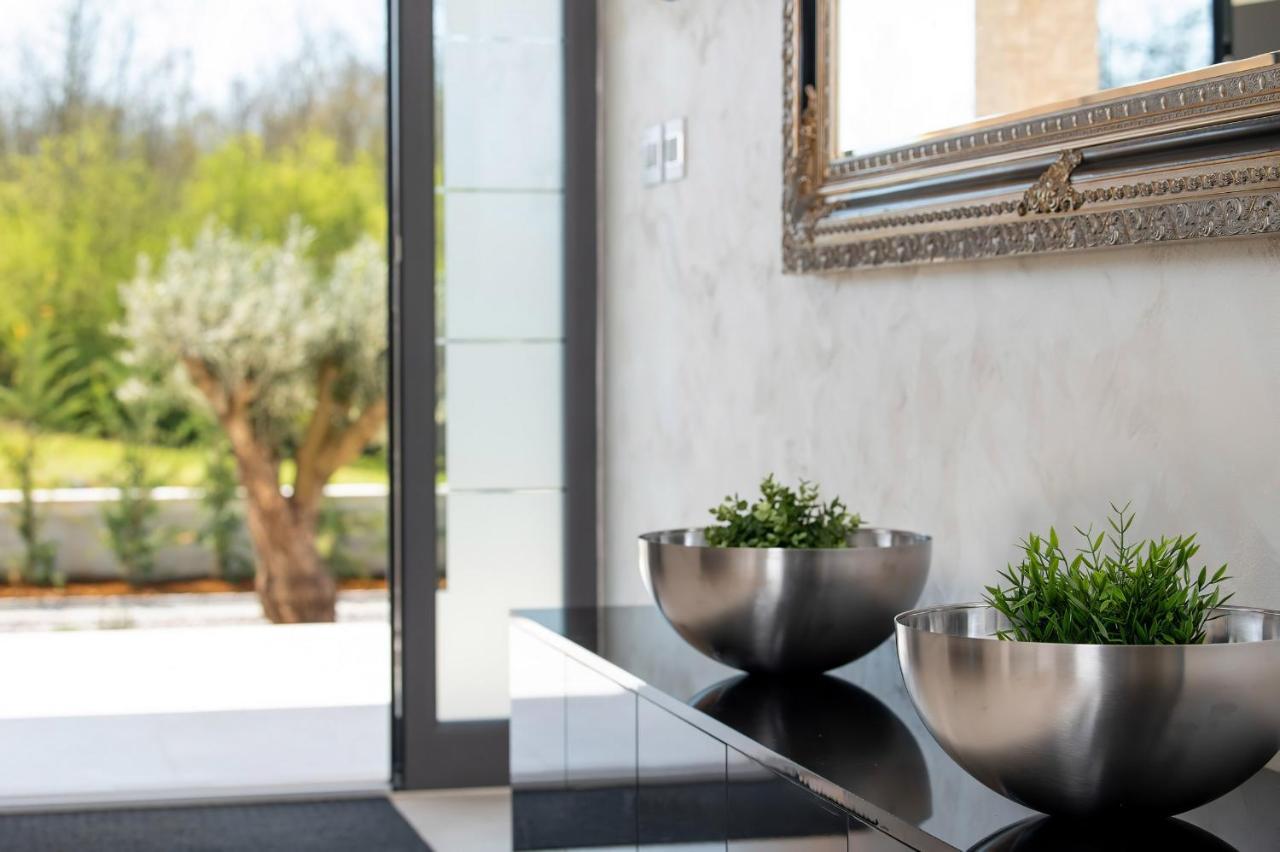 Luxury Villa Santa Cruz With Xl Pool And Jacuzzi Potpićan Εξωτερικό φωτογραφία