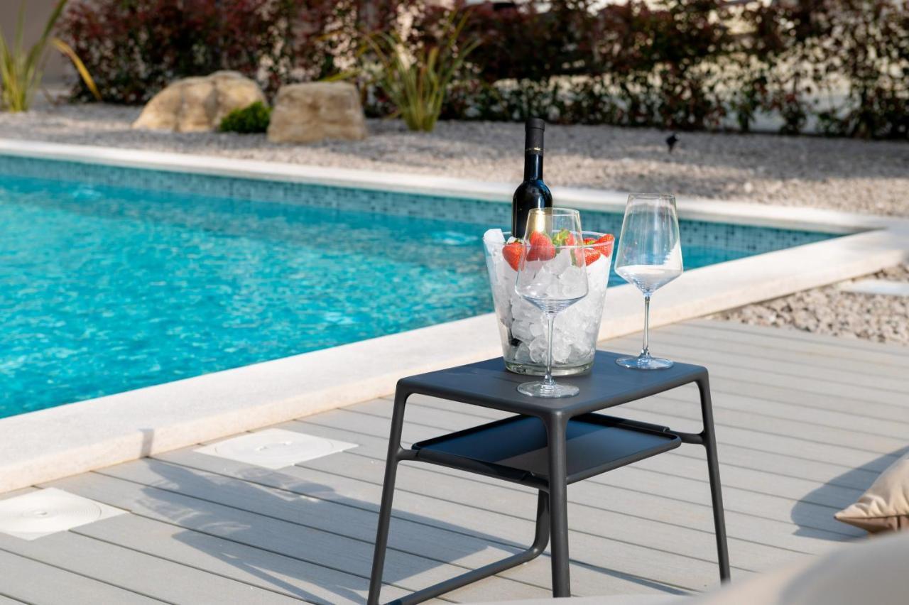 Luxury Villa Santa Cruz With Xl Pool And Jacuzzi Potpićan Εξωτερικό φωτογραφία