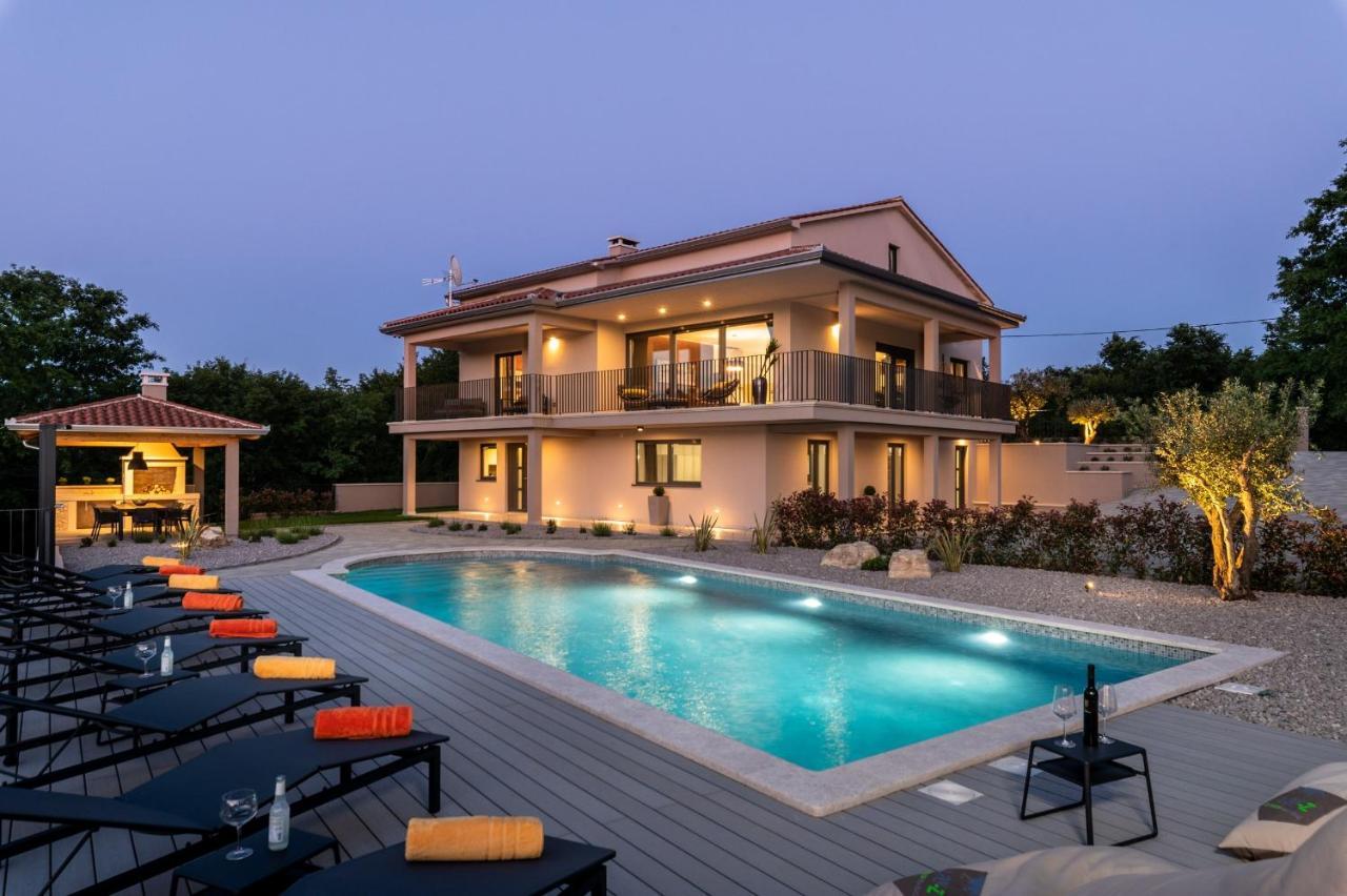 Luxury Villa Santa Cruz With Xl Pool And Jacuzzi Potpićan Εξωτερικό φωτογραφία