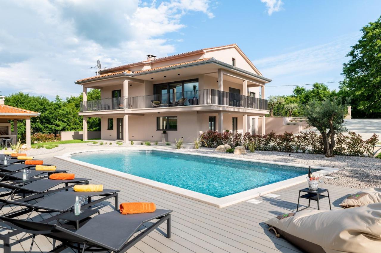 Luxury Villa Santa Cruz With Xl Pool And Jacuzzi Potpićan Εξωτερικό φωτογραφία